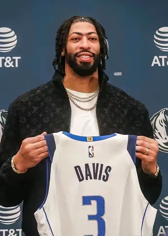 独行侠观众热烈欢呼！，浓眉哥迎来五赛季出色发挥再创辉煌时刻的简单介绍-爱游戏